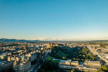 Obraz premium Aerial view of Holyrood Park is the largest of Edinburgh's royal parks. Edinburgh's Holyrood Park popular tourist destinations in the city. People enjoy the beautiful lakes, ponds, natural woodlands