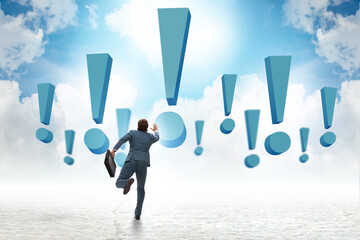 Obraz premium Exclamation mark concept with businessman