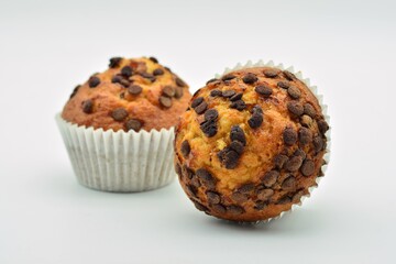 Magdalenas esponjosas con pepitas de chocolate, aislado sobre fondo blanco