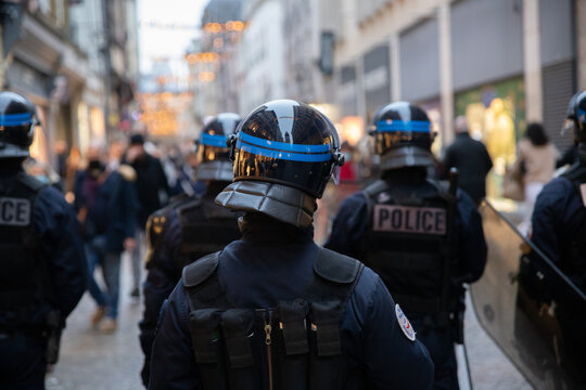 Compagnie de policiers CRS d'intervention pendant une manifestation dans les rues de Rouen. Police Fran&ccedil;aise.