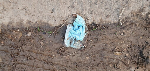 Used medical masks were thrown on the ground. This can cause problems in the spread of COVID-19. The correct disposal is to put in a sealed plastic bag and dispose in the trash provided by the agency.