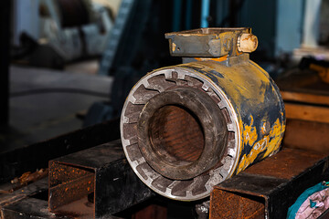 Wait for the tower crane motor for maintenance checks. including the motor wire hook
