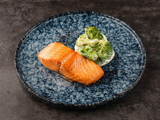 : Grilled salmon with broccoli