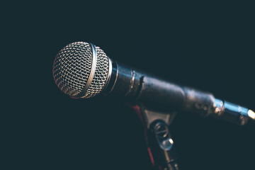 Obraz premium Close-up of a microphone in the dark.