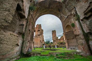 Fototapeta premium ruina de las termas romanas de Caracalla en Roma Italia