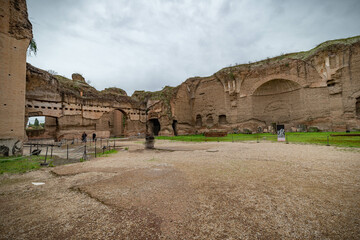 ruina de las termas romanas de Caracalla en Roma Italia - obrazy, fototapety, plakaty
