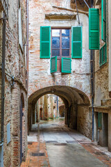 Fototapeta na wymiar Italian back street in a city with a vault