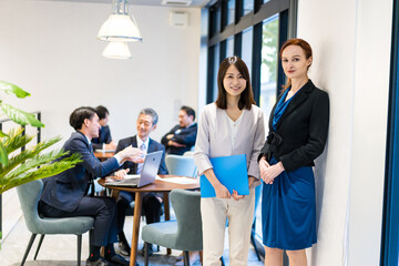 オフィスで働くビジネスパーソン