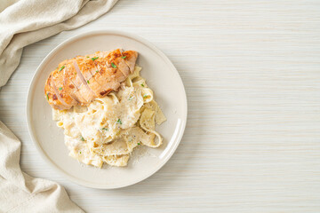 fettucine pasta white creamy sauce with grilled chicken