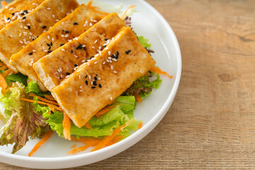 teriyaki tofu salad with sesame