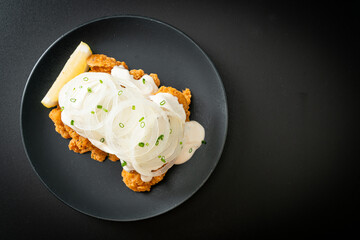 Snow Onion Chicken or Fried Chicken with Creamy Onions Sauce