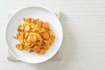 spaghetti pasta sausage and minced pork