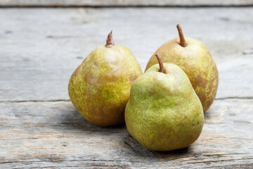 ラフランス、古い板に置かれ洋梨