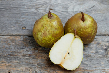 ラフランス、古い板に置かれ洋梨