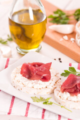 Rice cakes with milk flakes and cold beef.
