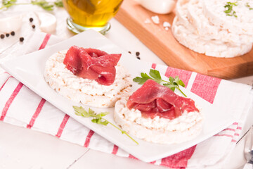 Rice cakes with milk flakes and cold beef.
