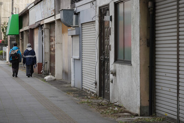 Fototapeta premium 都営練馬北町八丁目アパートの閉じられた店舗部分:田柄、練馬区、東京、日本 2021-11-29