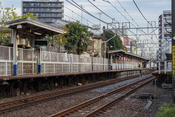 Fototapeta premium 赤塚駅近くの踏切の風景 赤塚、板橋区、東京、日本