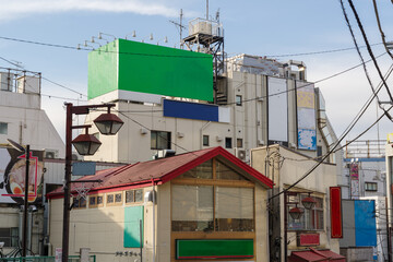 看板に文字のない商店街の風景