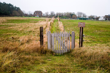 Privatweg mit einem Gartentor, Morsum, Sylt, Schleswig-Holstein