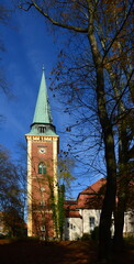 Fototapeta na wymiar Historische Kirche im Herbst in Soltau, Niedersachsen