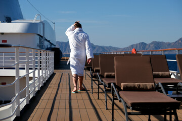 Sonnenliegen auf Holzdeck an Bord von modernem Kreuzfahrtschiff von Silversea - Sunset romance...