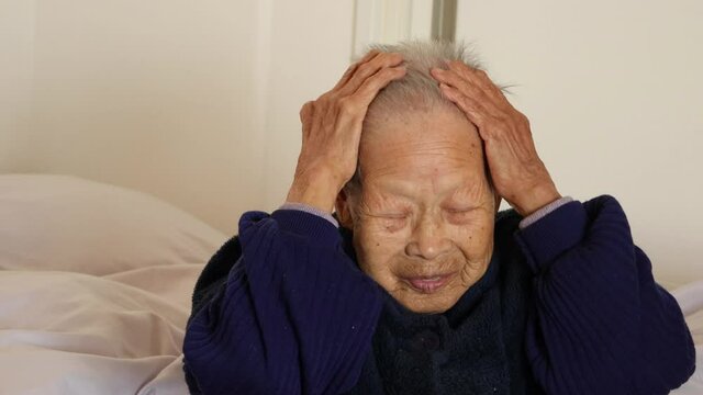 薄毛女性、100歳のシニア