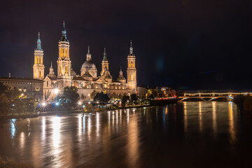 Fototapeta premium Night at the Basilica of Nuestra Señora del Pilar on the Ebro river in the city of Zaragoza, Aragon. Spain