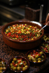 aceitunas y pimientos en cazuela grande de barro