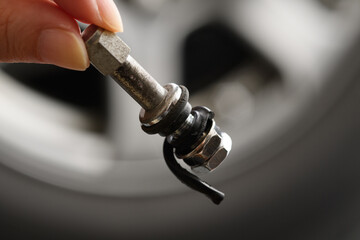 自動車の劣化したエアーバルブのクローズアップ