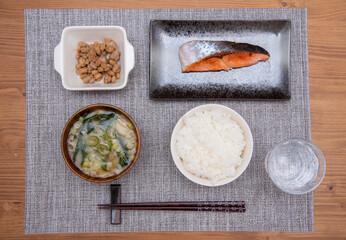 健康に気をつかった手作りの鮭朝食
