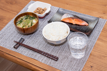 健康に気をつかった手作りの鮭朝食
