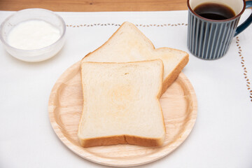 朝食のトーストとコーヒーセット