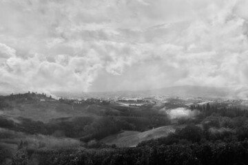 Landschaft der Toskana mit Fernsicht bei regenreichem und sonnigem Wetter, sehenswerter...