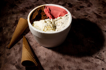 a kilo pot of ice cream with various tastes