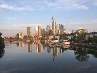 Fototapeta na wymiar skyline of Frankfurt am Main with river Main