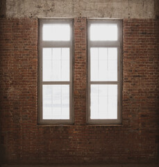 レンガの古い壁と大きな窓から差し込む光