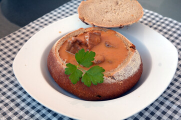 Gulasch im Brottopf