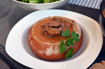 Gulasch im Brottopf