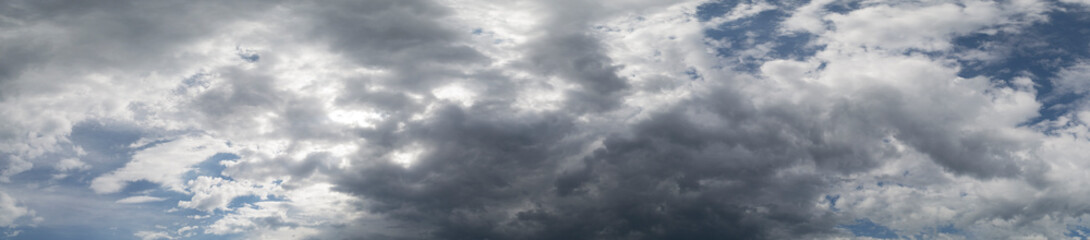 Fototapeta premium Nimbostratus-type clouds, which are low, dark clouds that usually cause not very heavy rains, in the sky over the city of Rio de Janeiro, Brazil.