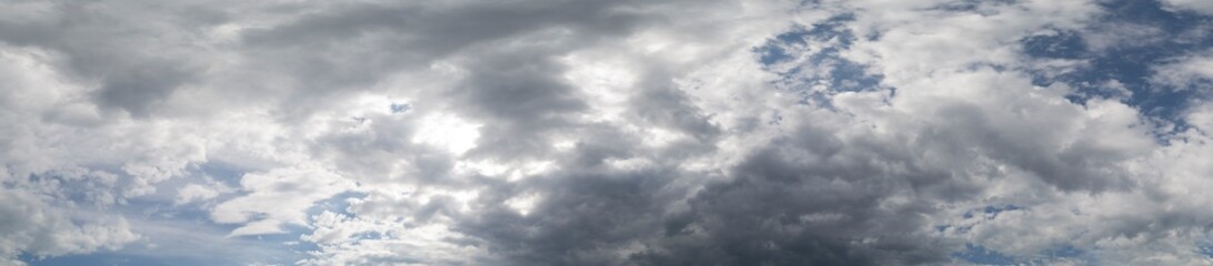 Obraz premium Nimbostratus-type clouds, which are low, dark clouds that usually cause not very heavy rains, in the sky over the city of Rio de Janeiro, Brazil.