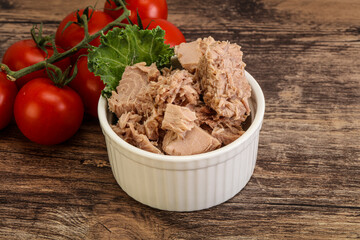 Canned tuna fillet in the bowl