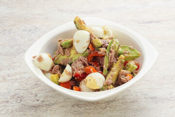 Salad with tuna and avocado
