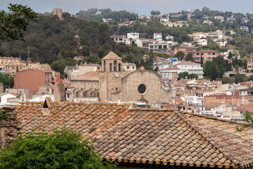 Fototapeta na wymiar medieval neighborhood of Tossa de Mar on the Spanish Costa Brava with the church in the background