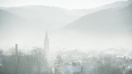 smog nad małym miasteczkiem u podnóża gór © Andrzej