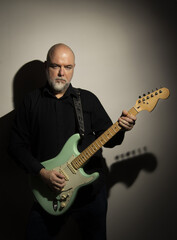 Guitariste de Blues Rock pose studio