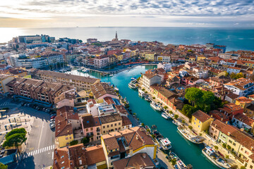 Stadt Grado farbenfrohe Architektur und Kanäle Luftbild, Friaul-Julisch Venetien