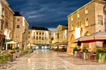 Fototapeta na wymiar Old square in Split night view
