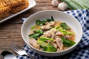 Instant Noodles with Pork in Gravy Sauce (Rad-Na Moo Noom)