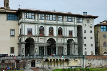 Fototapeta na wymiar Galleria degli Uffizi vista dalla sponda opposta dell'Arno. Il museo più importante di Firenze e tra i più conosciuti nel mondo